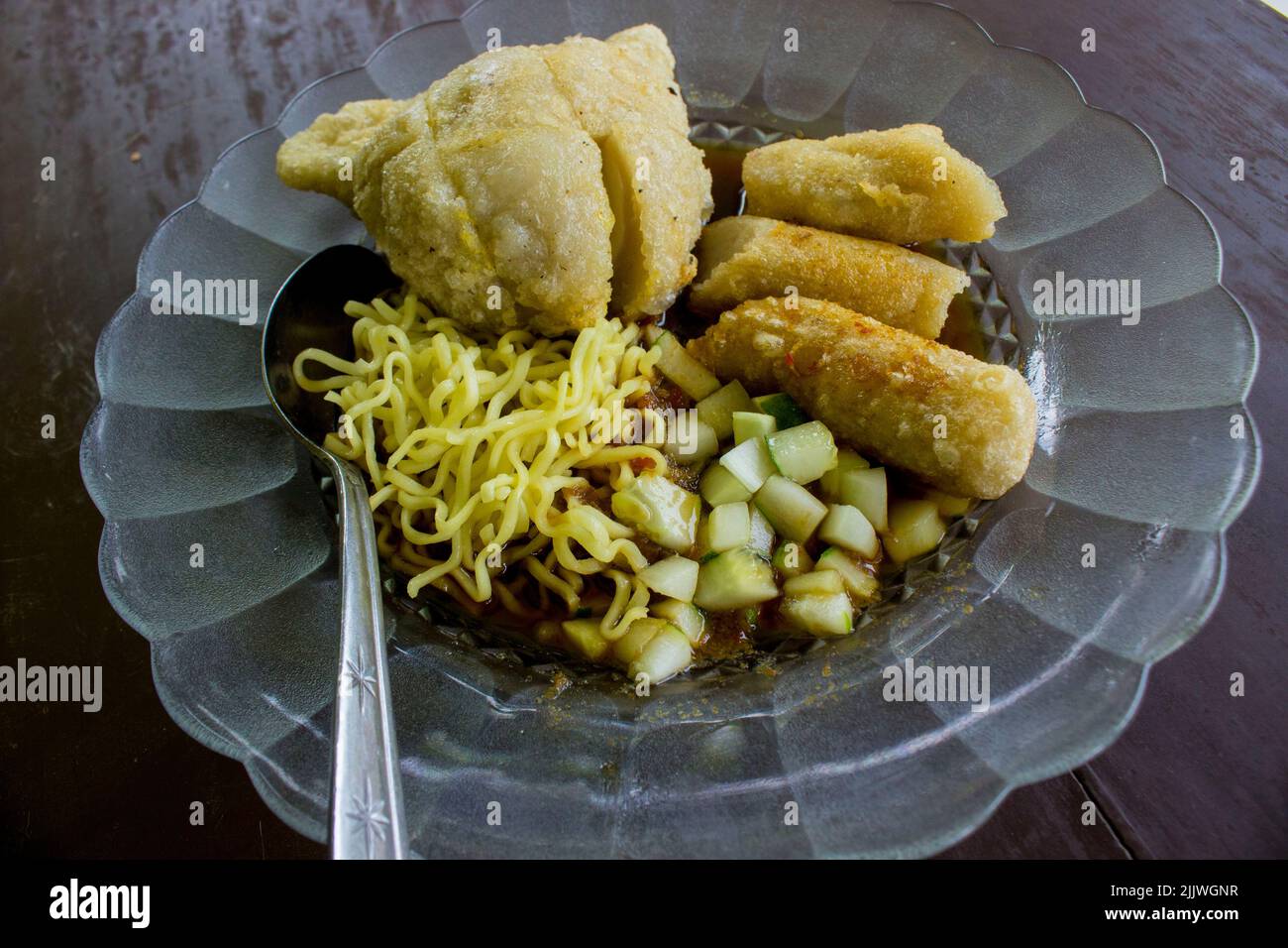 Keris oder kris ist eine traditionelle Waffe des javanischen Volkes indonesien auf dem Hintergrund Stockfoto