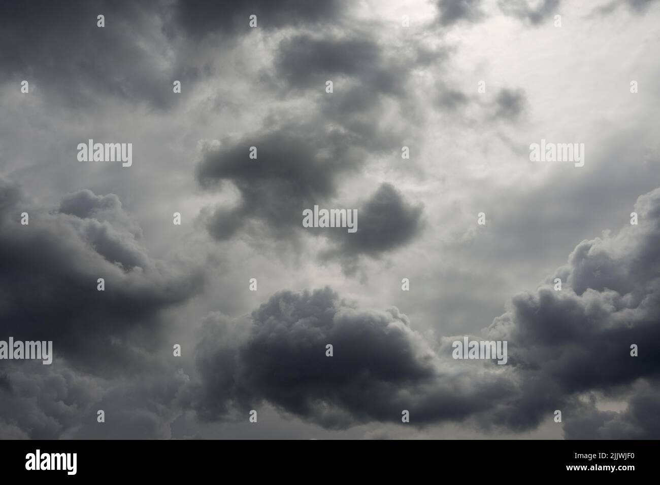 Dunkelgraue Wolken sammeln sich über London, England Stockfoto