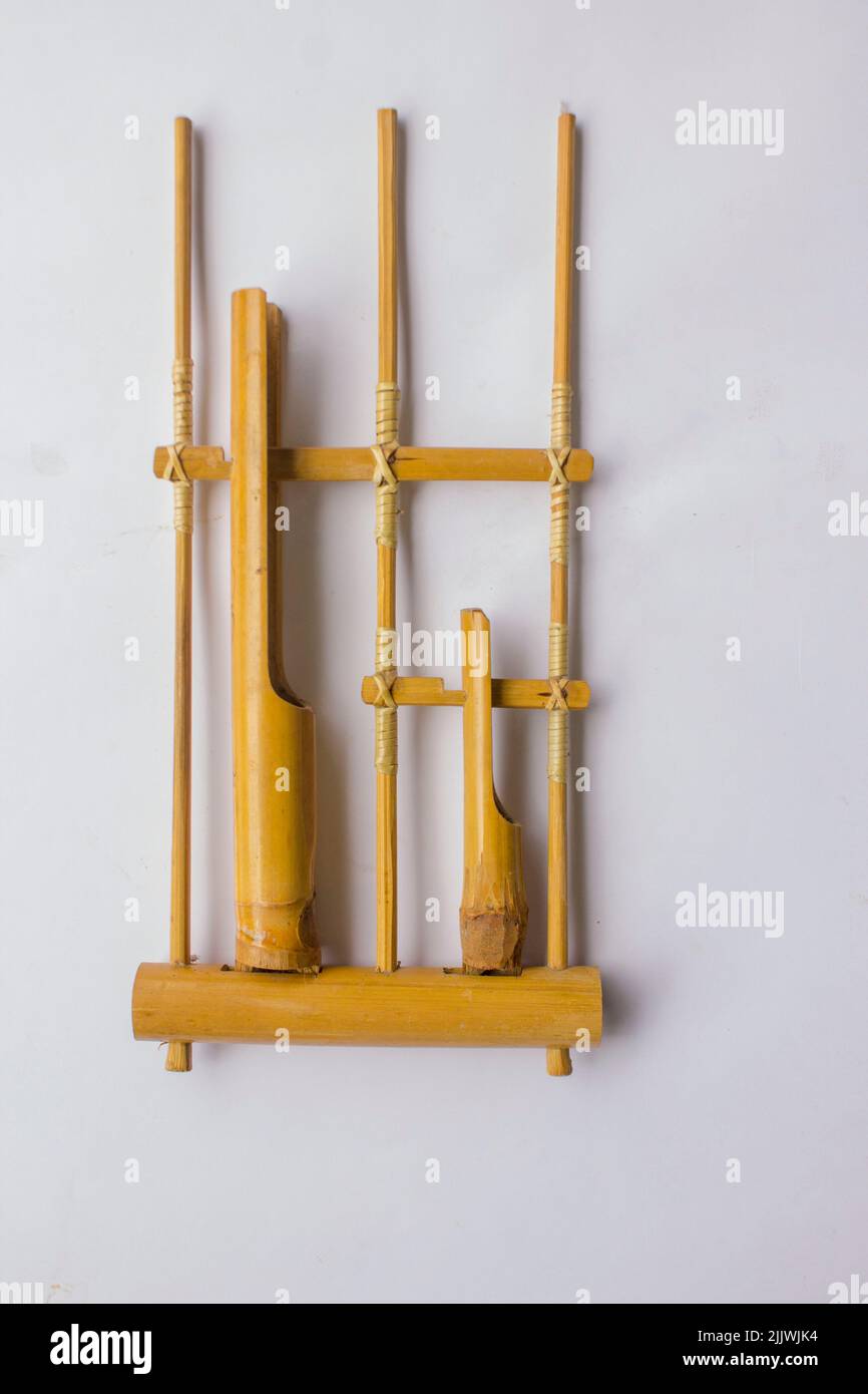 Angklung, das traditionelle sundanesische Musikinstrument aus Bambus.  Isoliert auf weiem Hintergrund Stockfotografie - Alamy
