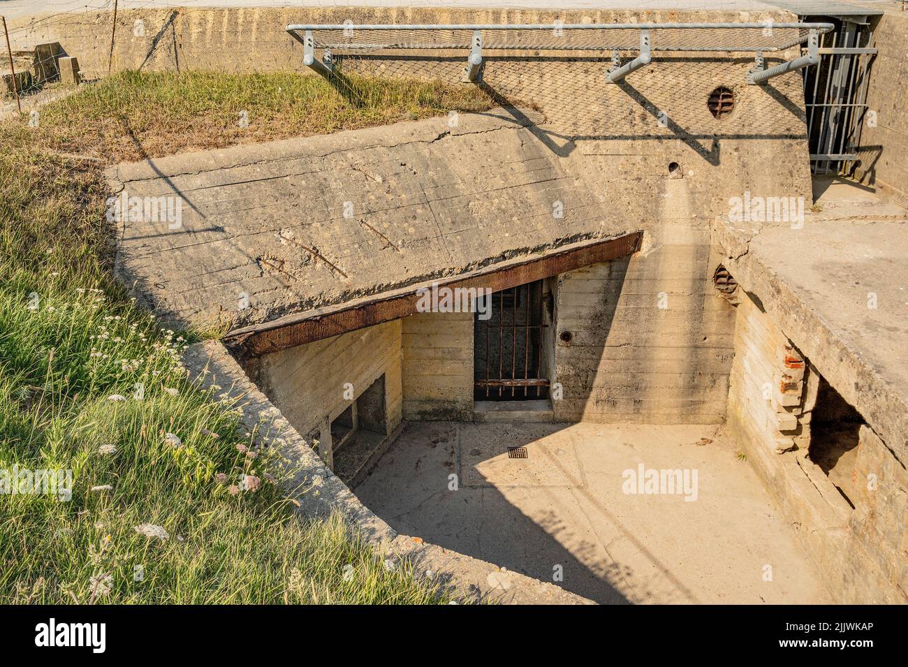 Relikte von WW2 Bunkern an der Pointe du Hoc in der Normandie, Frankreich Stockfoto