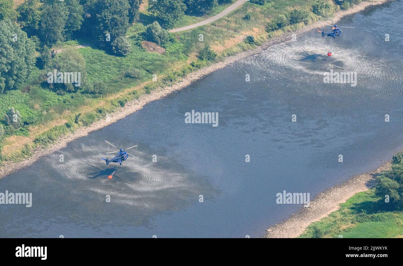 Schmilka, Deutschland. 28.. Juli 2022. Hubschrauber der Bundespolizei nehmen mit einem externen Wasserbehälter Wasser aus der Elbe, um einen Waldbrand im Nationalpark Sächsische Schweiz zu löschen. Kredit: Robert Michael/dpa/Alamy Live Nachrichten Stockfoto