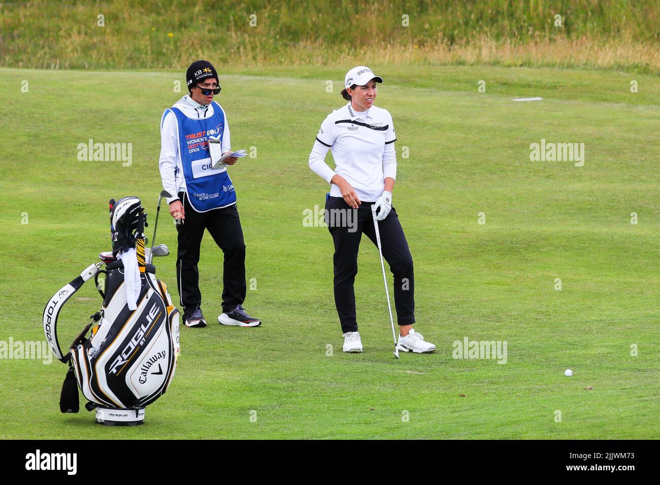 Dundonald Links, Irvine, Großbritannien. 28.. Juli 2022. Die erste Runde des Trust Golf Women's Scottish Golf begann mit 144 internationalen Wettbewerbern. Die zweite Runde findet am Freitag, den 29. Juli statt, und dann wird der Schnitt für die besten 70 Golfer gemacht, um am Saturday30.. Und Sonntag, den 31.. Anzutreten. Carlota Ciganda und Caddy auf dem Fairway 14.. Kredit: Findlay/Alamy Live Nachrichten Stockfoto