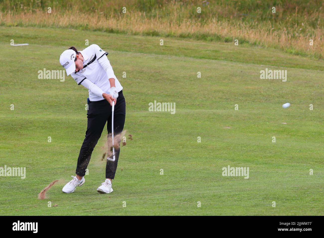 Dundonald Links, Irvine, Großbritannien. 28.. Juli 2022. Die erste Runde des Trust Golf Women's Scottish Golf begann mit 144 internationalen Wettbewerbern. Die zweite Runde findet am Freitag, den 29. Juli statt, und dann wird der Schnitt für die besten 70 Golfer gemacht, um am Saturday30.. Und Sonntag, den 31.. Anzutreten. Carlota Ciganda spielt einen eisernen Schuss vom Fairway 14.. Kredit: Findlay/Alamy Live Nachrichten Stockfoto
