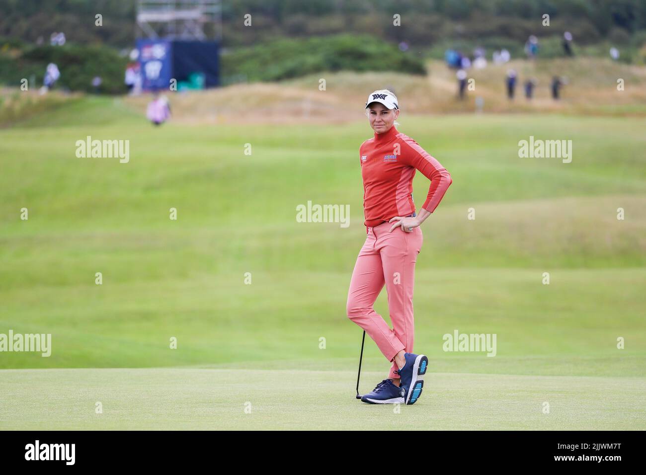 Dundonald Links, Irvine, Großbritannien. 28.. Juli 2022. Die erste Runde des Trust Golf Women's Scottish Golf begann mit 144 internationalen Wettbewerbern. Die zweite Runde findet am Freitag, den 29. Juli statt, und dann wird der Schnitt für die besten 70 Golfer gemacht, um am Saturday30.. Und Sonntag, den 31.. Anzutreten. Ryanne O'Toole wartet darauf, auf dem Putting Green von 14. zu spielen. Kredit: Findlay/Alamy Live Nachrichten Stockfoto