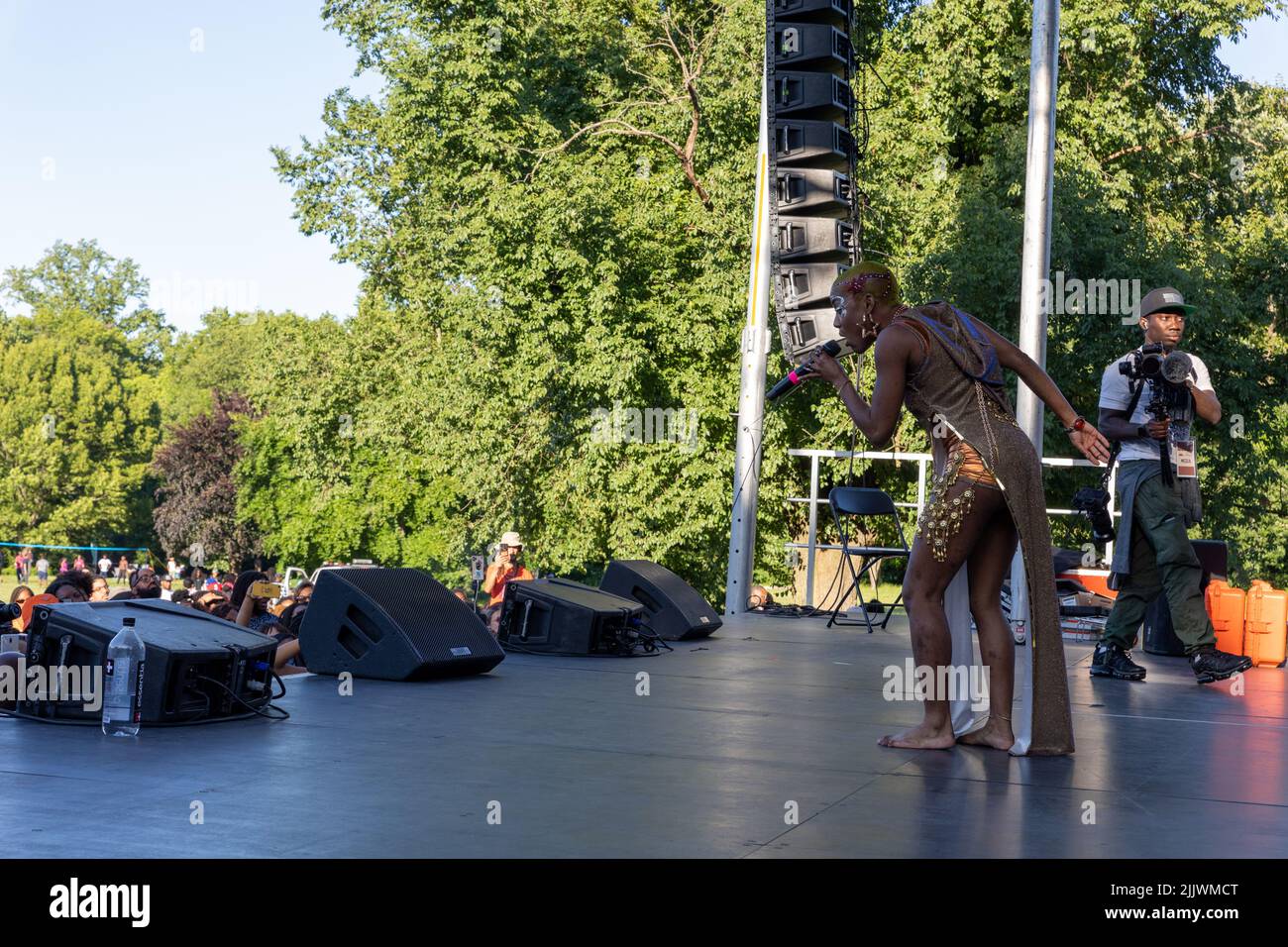 Eine Nahaufnahme eines Sängers bei der Annual Celebration 13