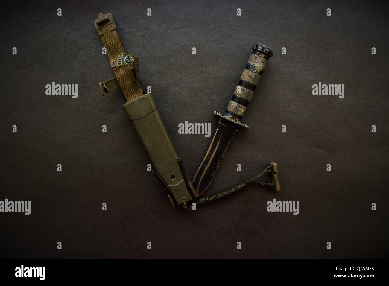 Dunkelschwarzes Militärmesser auf schwarzem Hintergrund Stockfoto