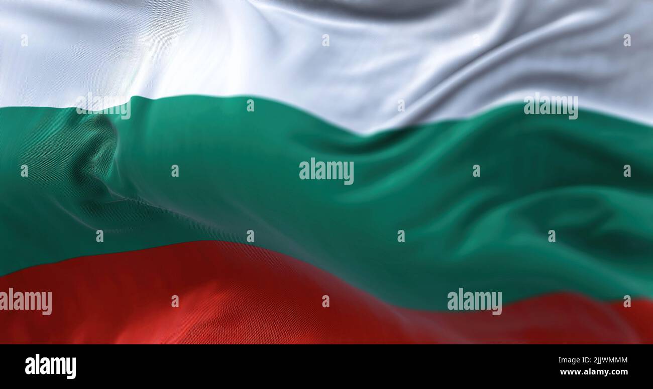Nahaufnahme der im Wind winkenden bulgarischen Nationalflagge. Bulgarien ist ein Land in Südosteuropa. Texturierter Hintergrund aus Stoff. Selektiver Fokus Stockfoto