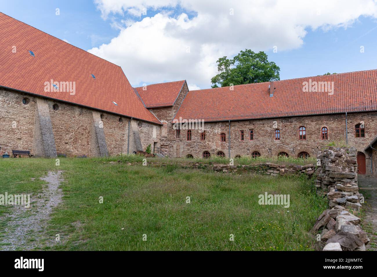 Klostergebäude und Wiese im Ilsenburg Harz. Deutschland Reisen Stockfoto