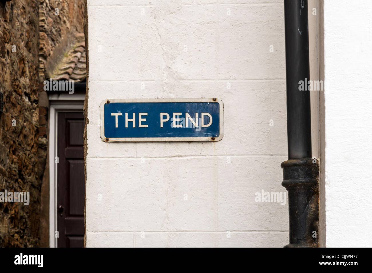 Ein Schild für den ungewöhnlichen Straßennamen The Pend in St. Monans, Fife. Stockfoto