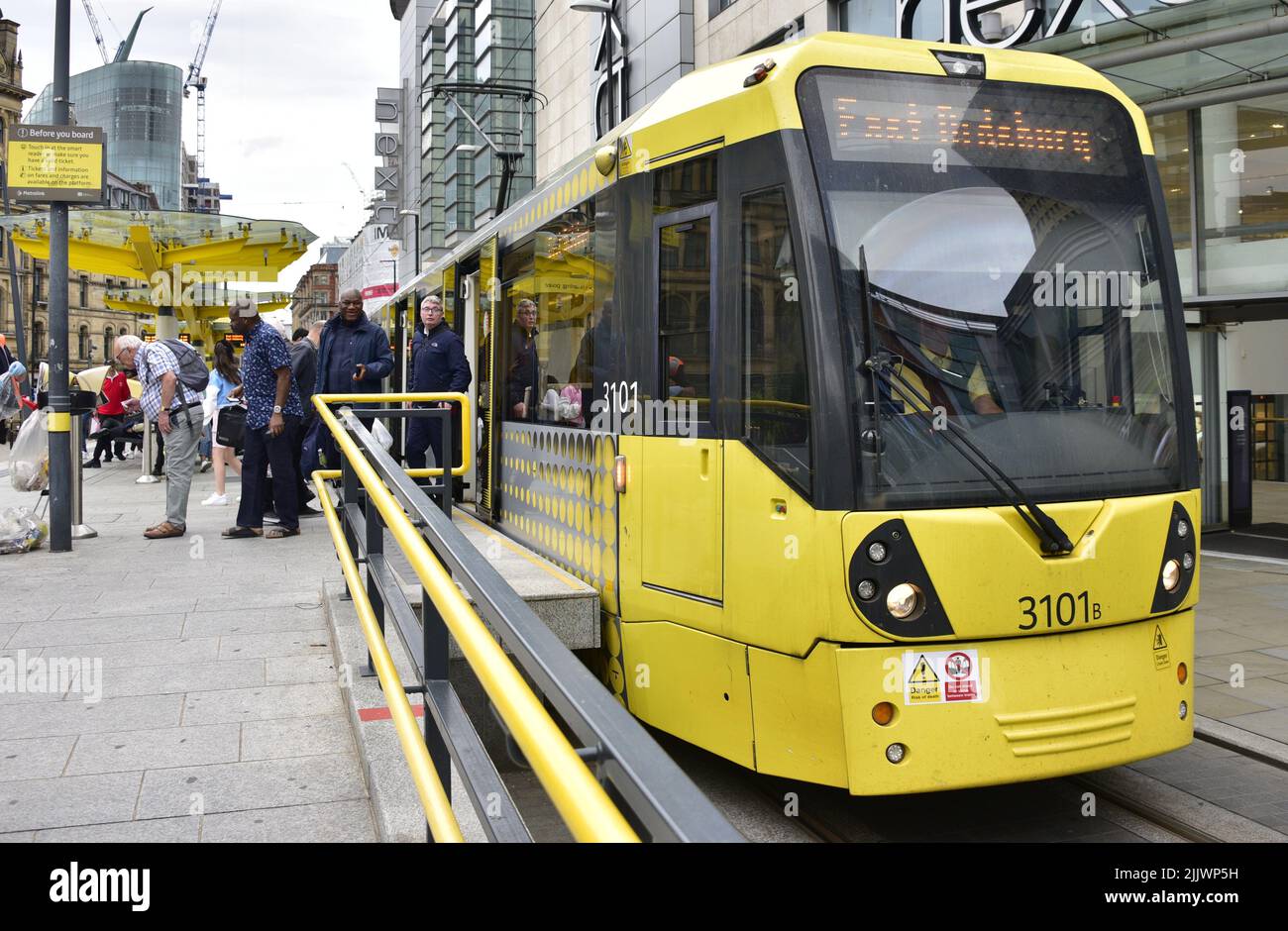 Eine Straßenbahn von Manchester Metrolink im Stadtzentrum von Manchester, Greater Manchester, England, Großbritannien, Britische Inseln. Die Straßenbahnen von Manchester Metrolink sollen ab dem 1. August 2022 Heimhunde in den Straßenbahnen von Greater Manchester für ein dreimonatiges Pilotprojekt zulassen. Derzeit sind nur Assistenzhunde mit Behinderungen in den Straßenbahnen erlaubt. Stockfoto