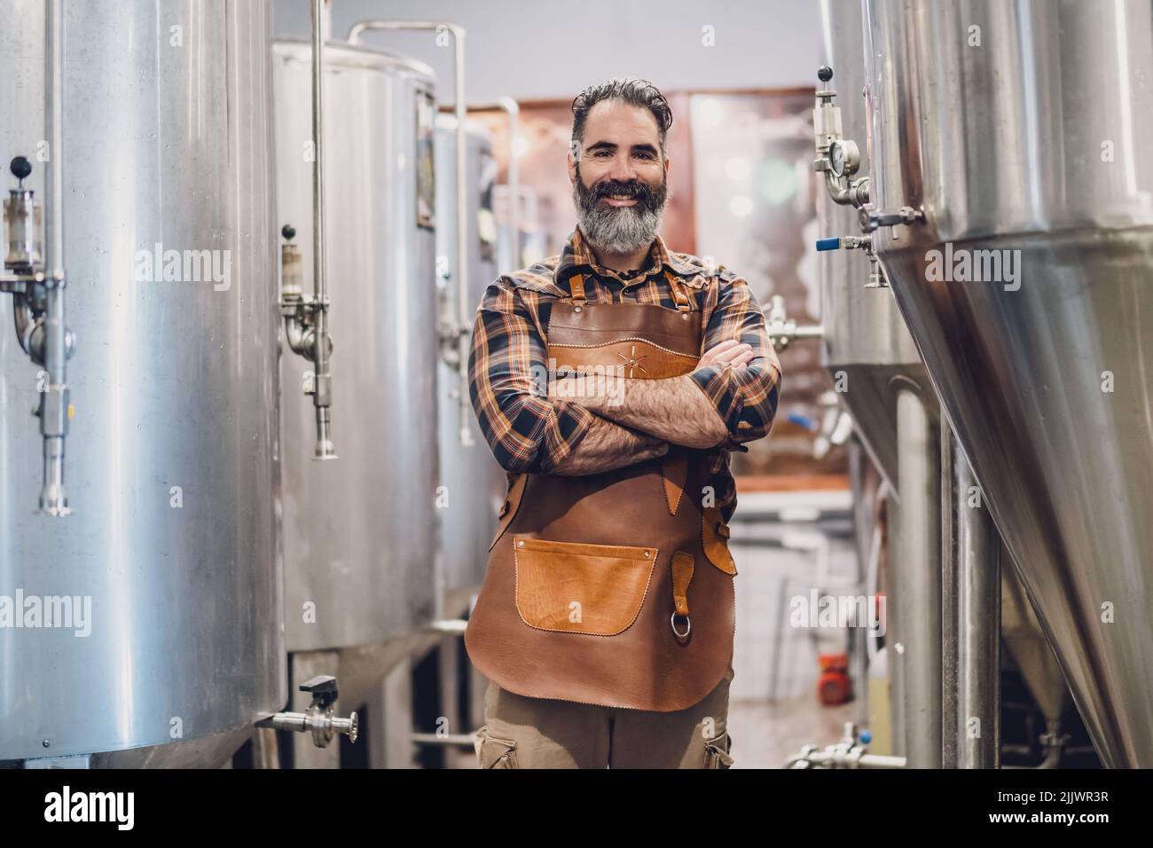 Porträt eines Mannes, der in der Craft Beer Factory arbeitet. Kleines Familienunternehmen, Herstellung von Craft-Bier. Stockfoto