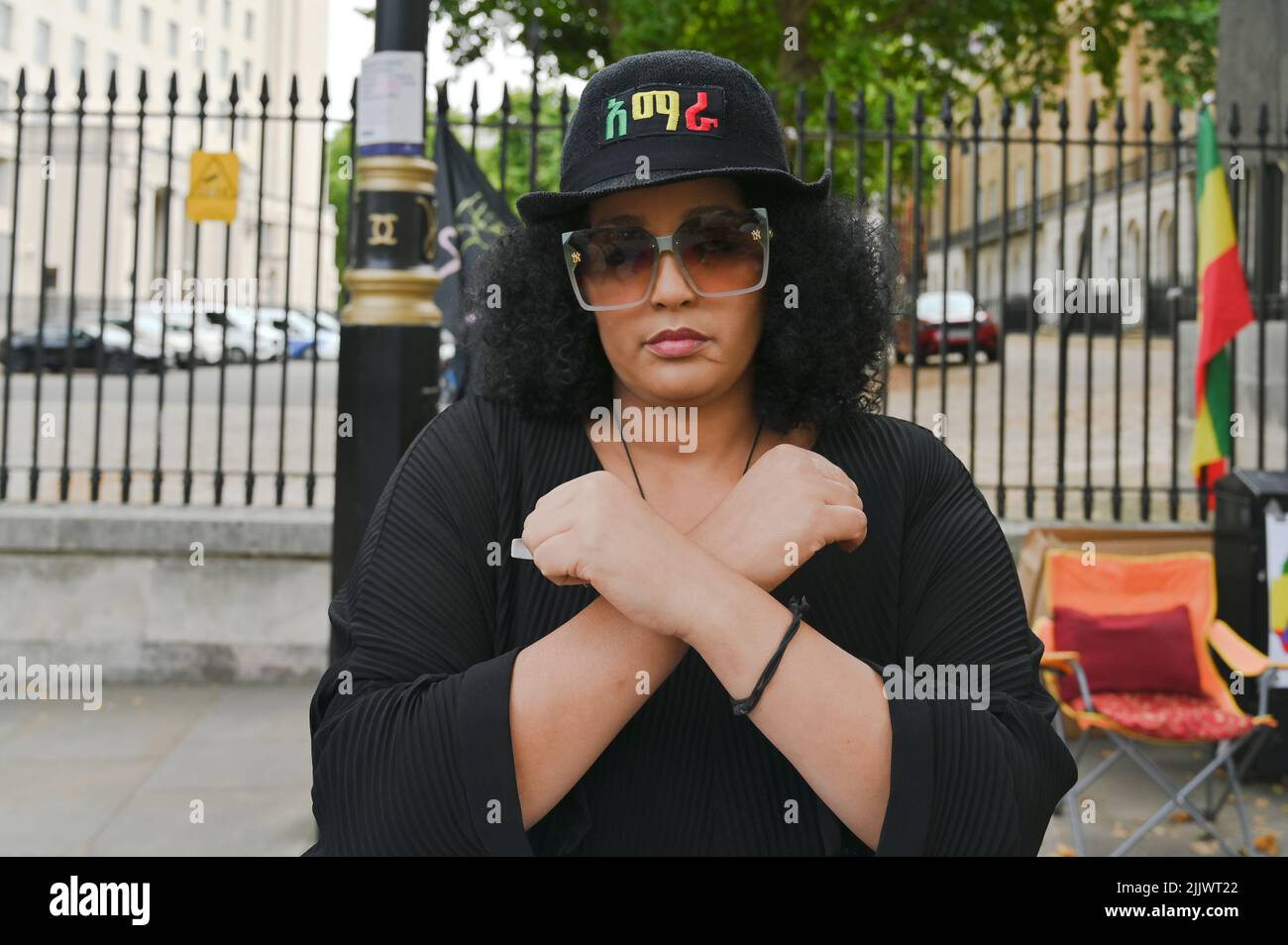 Ein paar Amhara im Hungerstreik Protest gegen die Oromo Liberation Front (OLF) und Tigray People Liberation Front (TPLF) behaupten, für den Völkermord an den Amhara-Menschen in Äthiopien, Downing Street, London, Großbritannien, verantwortlich zu sein. Stockfoto