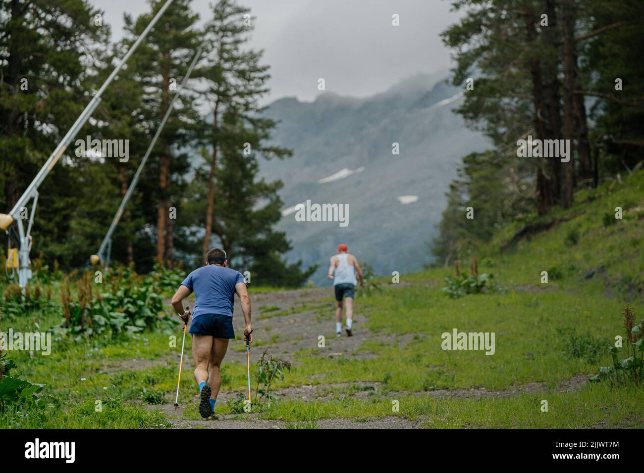 Zwei männliche Athleten gehen während des vertikalen Kilometers bergauf Stockfoto