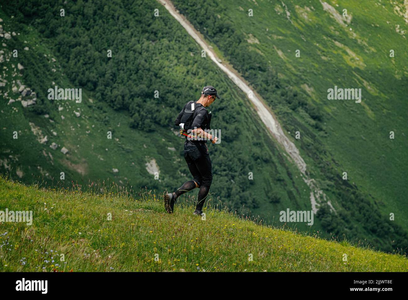 Männlicher Läufer läuft Trail während Ultramarathon Stockfoto