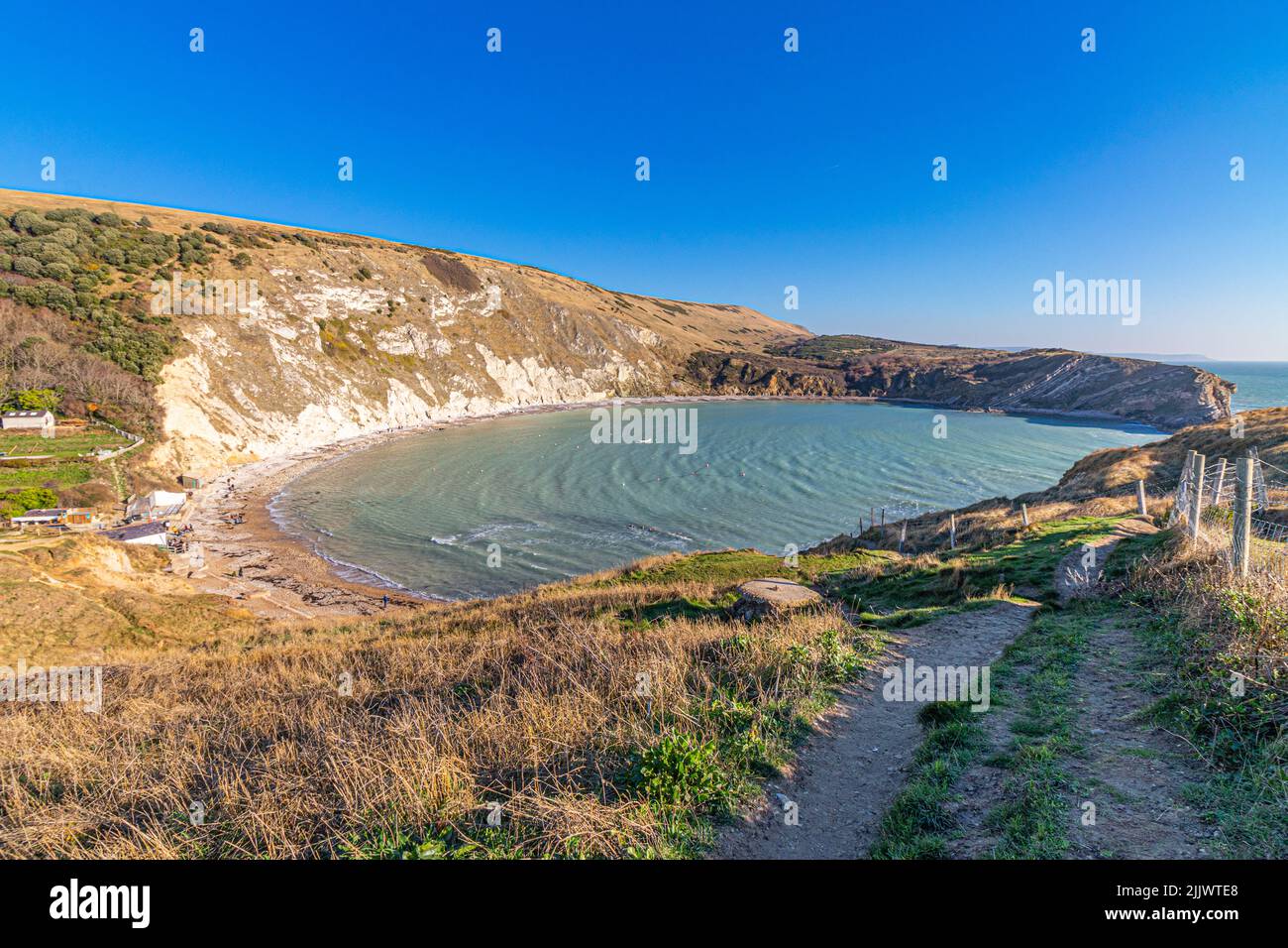 Lulworth Cove, ein Weltkulturerbe, ist eine Bucht in der Nähe des Dorfes West Lulworth, an der Jurassic Coast in Dorset, Südengland. Stockfoto