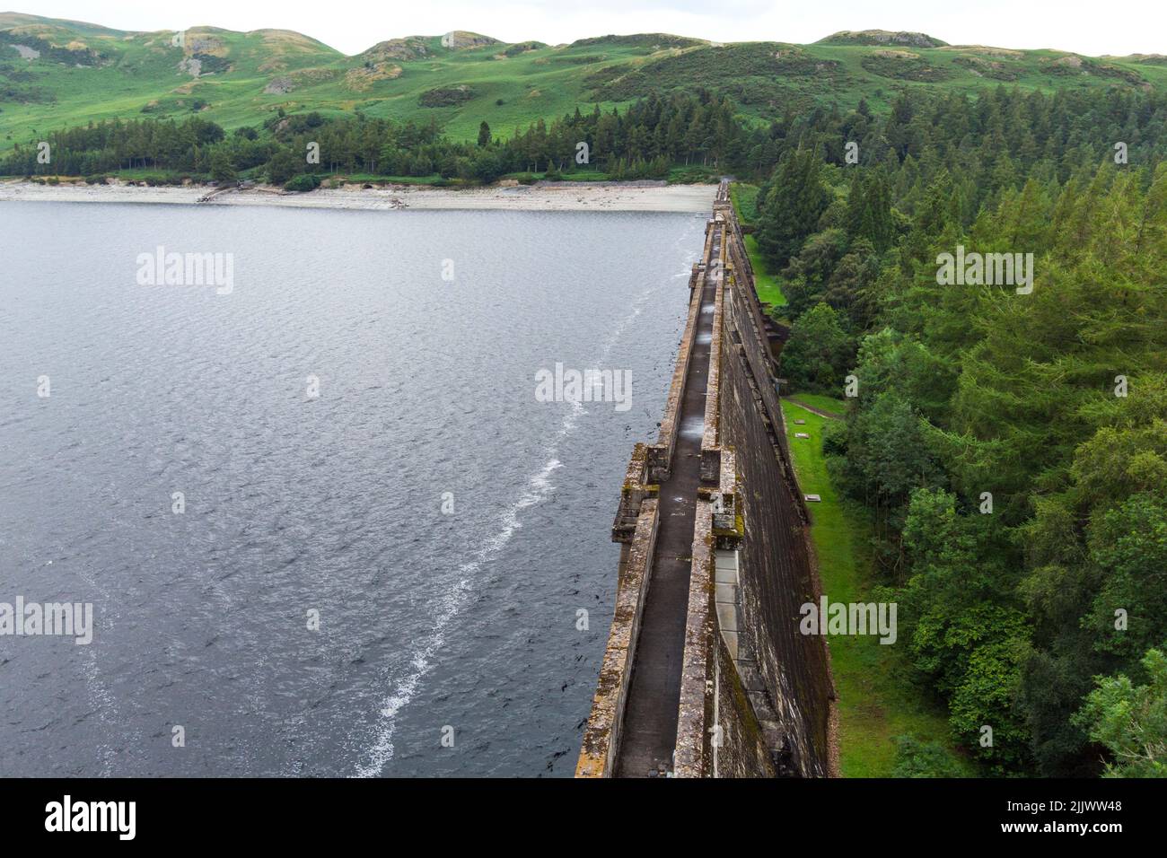 Haweswater, Cumbria, England, Juli 28. 2022. Die Ruinen von Mardale Green, einem einst versunkenen Dorf in Cumbria, sind aus der Tiefe entstanden, da der Wasserstand in England weiter sinkt. Haweswater Reservoir liefert Trinkwasser an die Bewohner von Manchester. Trotz einer geringen Menge an Niederschlägen über die Cumbrian Fells liegt der Wasserstand immer noch deutlich unter den normalen Höhen, was als „trockenster Juli seit 1911“ bezeichnet wurde. Dies hat alte Straßen, Mauern und sogar eine steinerne Fußgängerbrücke enthüllt. Bild: Michael Scott/Alamy Live News Stockfoto