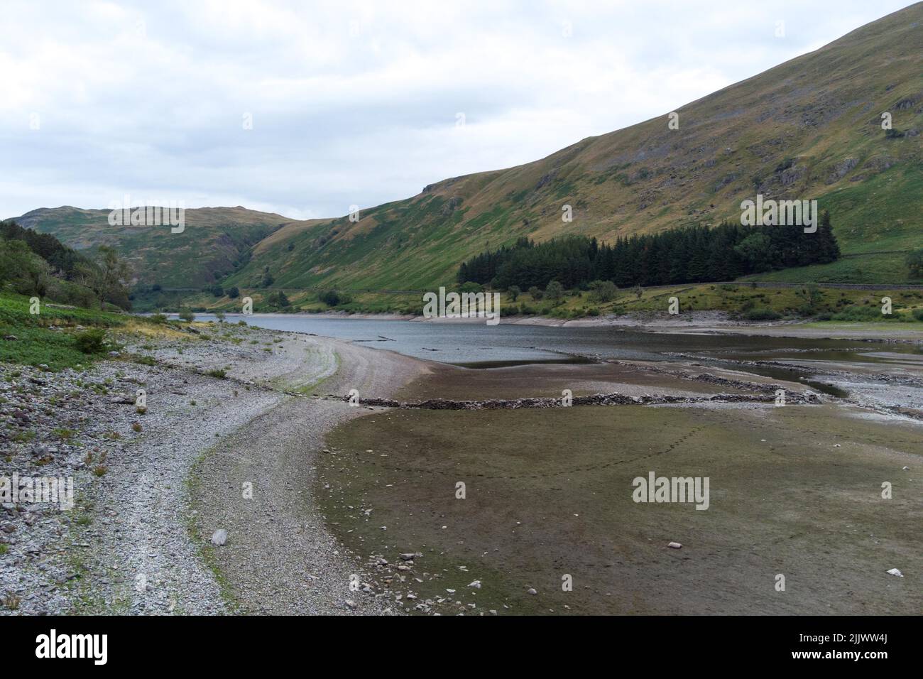 Haweswater, Cumbria, England, Juli 28. 2022. Die Ruinen von Mardale Green, einem einst versunkenen Dorf in Cumbria, sind aus der Tiefe entstanden, da der Wasserstand in England weiter sinkt. Haweswater Reservoir liefert Trinkwasser an die Bewohner von Manchester. Trotz einer geringen Menge an Niederschlägen über die Cumbrian Fells liegt der Wasserstand immer noch deutlich unter den normalen Höhen, was als „trockenster Juli seit 1911“ bezeichnet wurde. Dies hat alte Straßen, Mauern und sogar eine steinerne Fußgängerbrücke enthüllt. Bild: Michael Scott/Alamy Live News Stockfoto