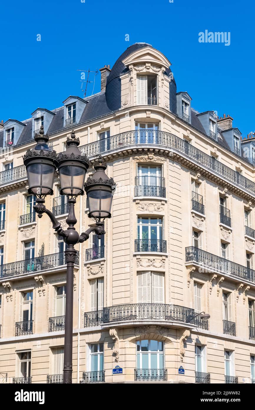 Paris, typische Fassade und Fenster, schönes Gebäude rue Reaumur Stockfoto