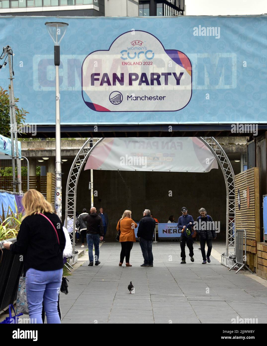 Fanparty-Website für die UEFA Women’s EURO 2022, Piccadilly Gardens, Manchester, Greater Manchester, England, Großbritannien, Britische Inseln. Der letzte Tag der Website ist der 31.. Juli 2022, an dem die englische Fußballmannschaft der Frauen, die den Spitznamen „die Löwinnen“ trägt, in Wembley Deutschland spielt. Die Organisatoren sagten: „Feiern Sie die UEFA Women’s EURO 2022 mit einer Fanparty in den malerischen Piccadilly Gardens von Manchester. Die Fanparty wird Fans und Freunde aller Altersgruppen aus dem in- und Ausland willkommen heißen, um Teil des größten europäischen Frauensportereignisses zu sein, das jemals in Europa durchgeführt wurde.“ Stockfoto