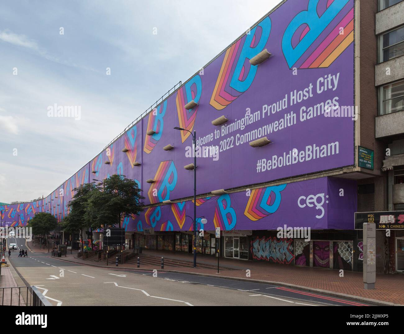 Besucher der Stadt werden durch ein Schild willkommen geheißen, das die stolze Gastgeberstadt der Commonwealth Games 2022 in Birmingham erklärt. Stockfoto