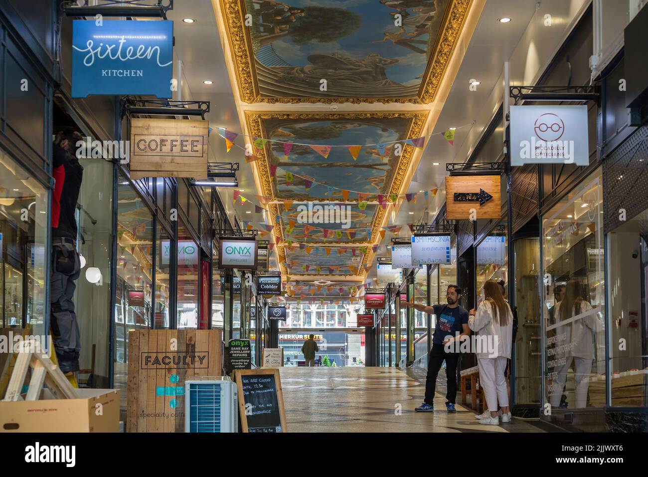 Die Piccadilly Arcade mit ihrem schönen Wandgemälde an der Decke und ihrer traditionell gestalteten Architektur beherbergt eine Reihe unabhängiger Einzelhändler. Stockfoto