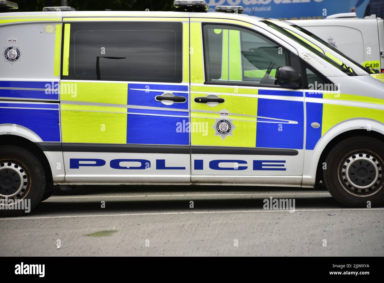 Seitenansicht eines Autos oder Fahrzeugs der britischen Verkehrspolizei, das im Zentrum von Manchester, England, Großbritannien und den Britischen Inseln geparkt ist. Stockfoto