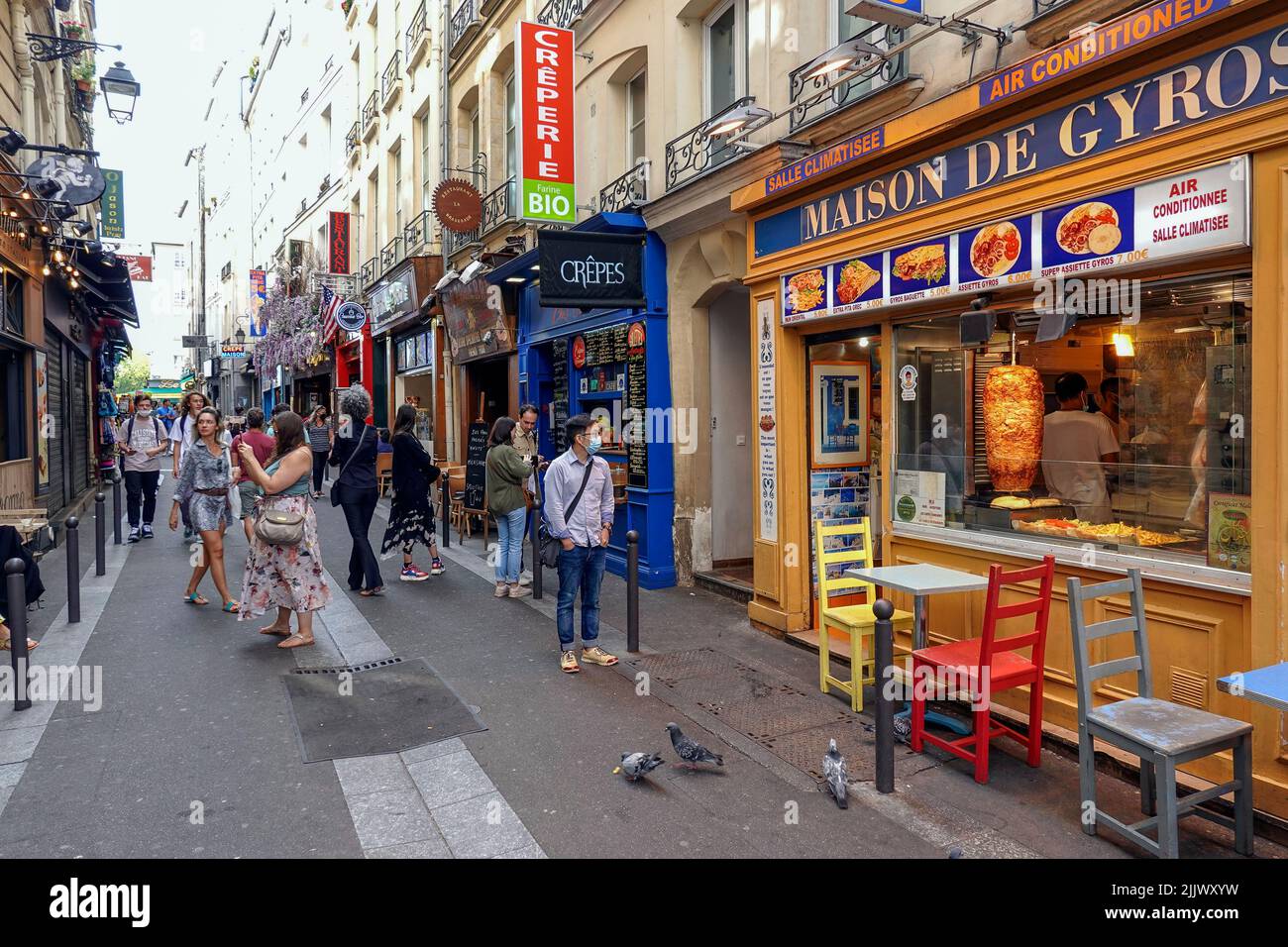 Frankreich Paris, Restaurants und Restaurants in der lebhaften Rue de la Huchette, einer der ältesten Straßen entlang des Rive Gauche in Paris. Eas wird ausgeführt Stockfoto