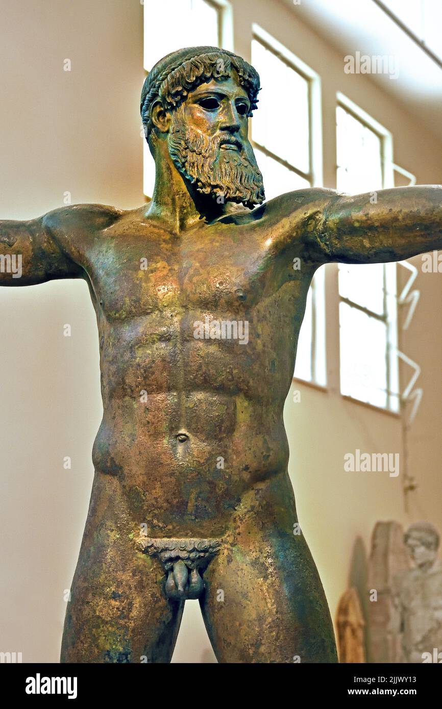 Zeus oder möglicherweise Poseidon. Gefunden im Meer von Kap Artemision, Nord-Euböa. Klassische Periode 460 v. Chr. Eine der wenigen Originalstatuen des strengen Stils, Nationales Archäologisches Museum in Athen.Bronzestatue. Stockfoto