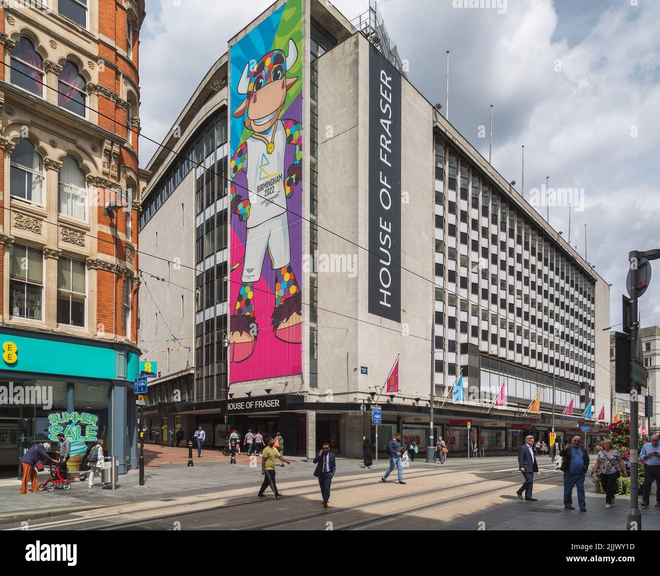 Ein massives Bild von Perry the Bull, dem offiziellen Maskottchen der Commonwealth Games von Birmingham 2022, ziert die Seite des House of Fraser in Birmingham. Stockfoto