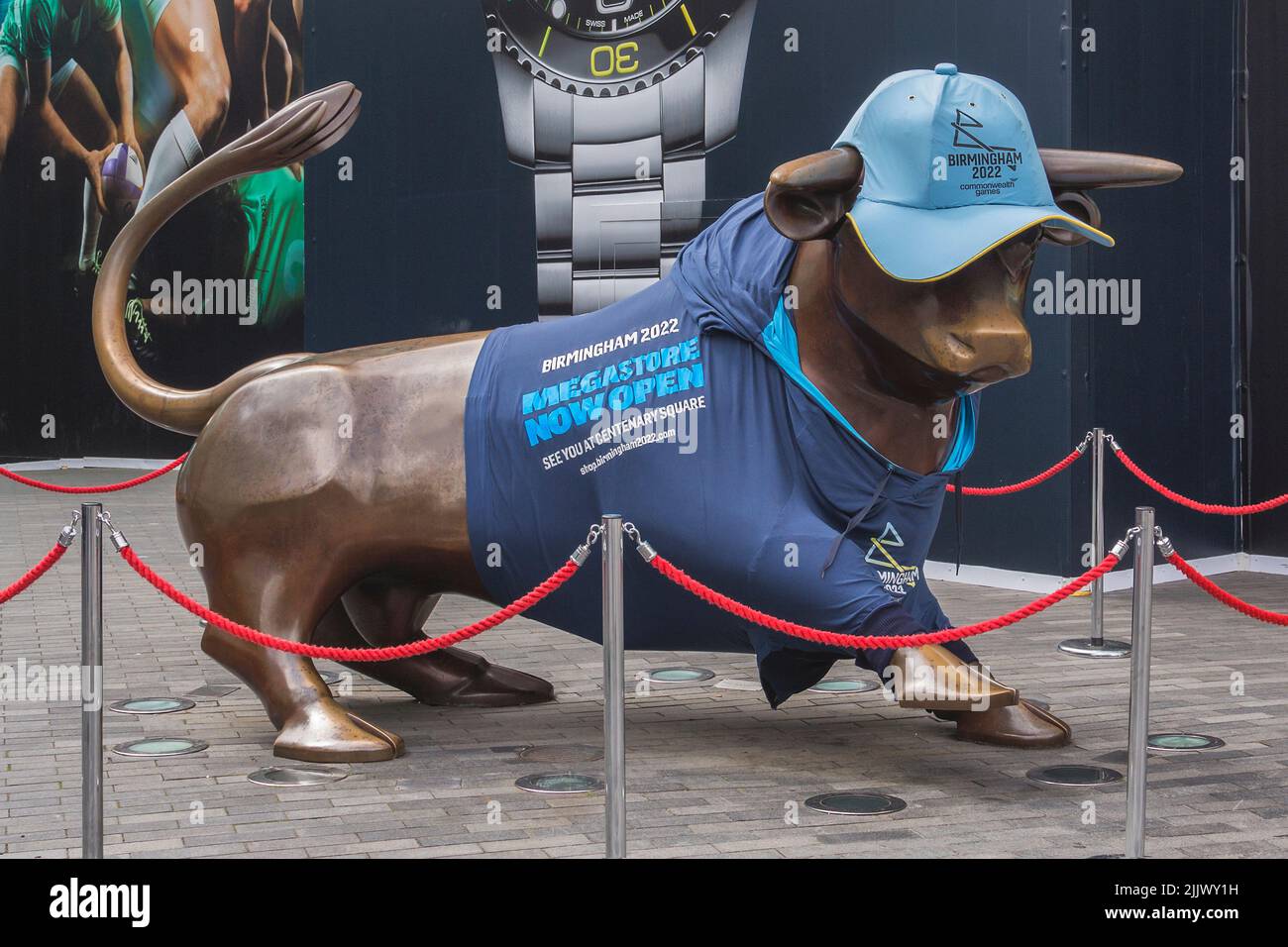 Die berühmte Bronzestatue im Stadtzentrum von Birmingham, die mit einer Baseballmütze für die Commonwealth Games 2022 in Birmingham wirbt. Stockfoto