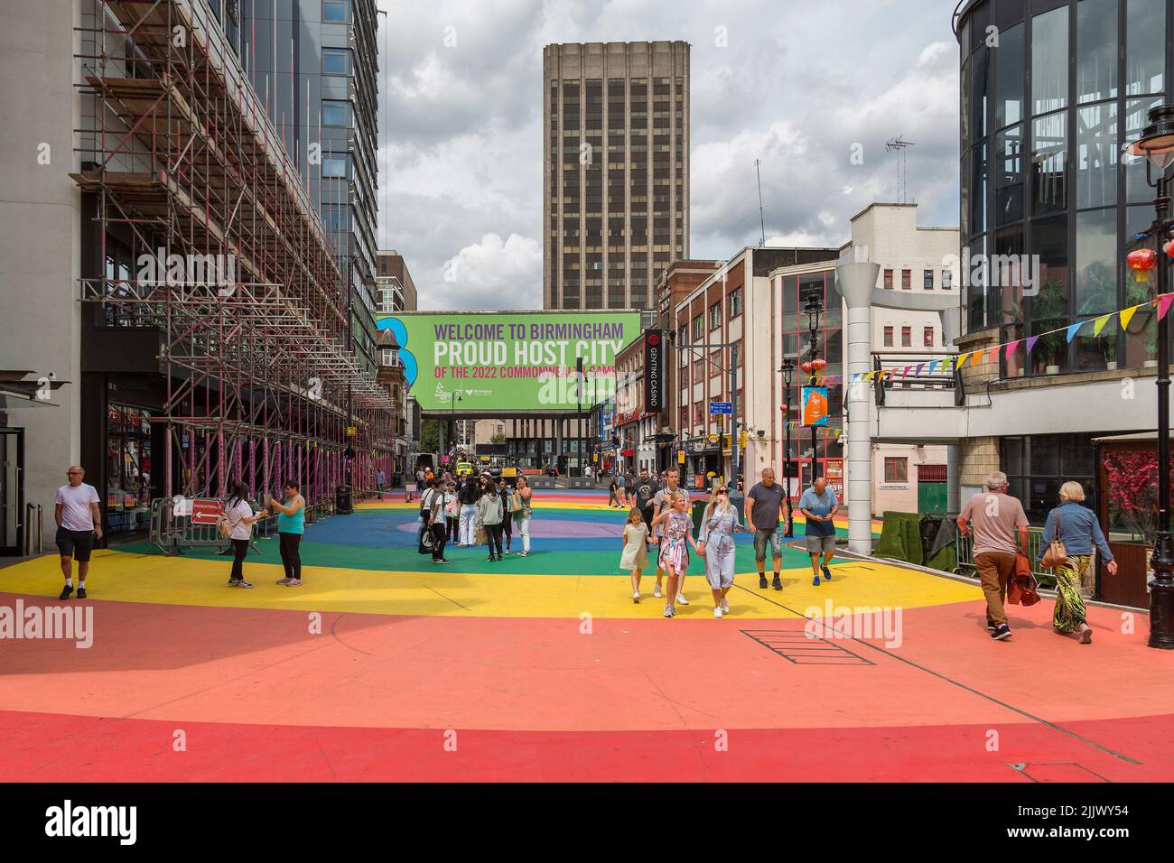 Besucher der Stadt werden durch ein Schild willkommen geheißen, das die stolze Gastgeberstadt der Commonwealth Games 2022 in Birmingham erklärt. Stockfoto