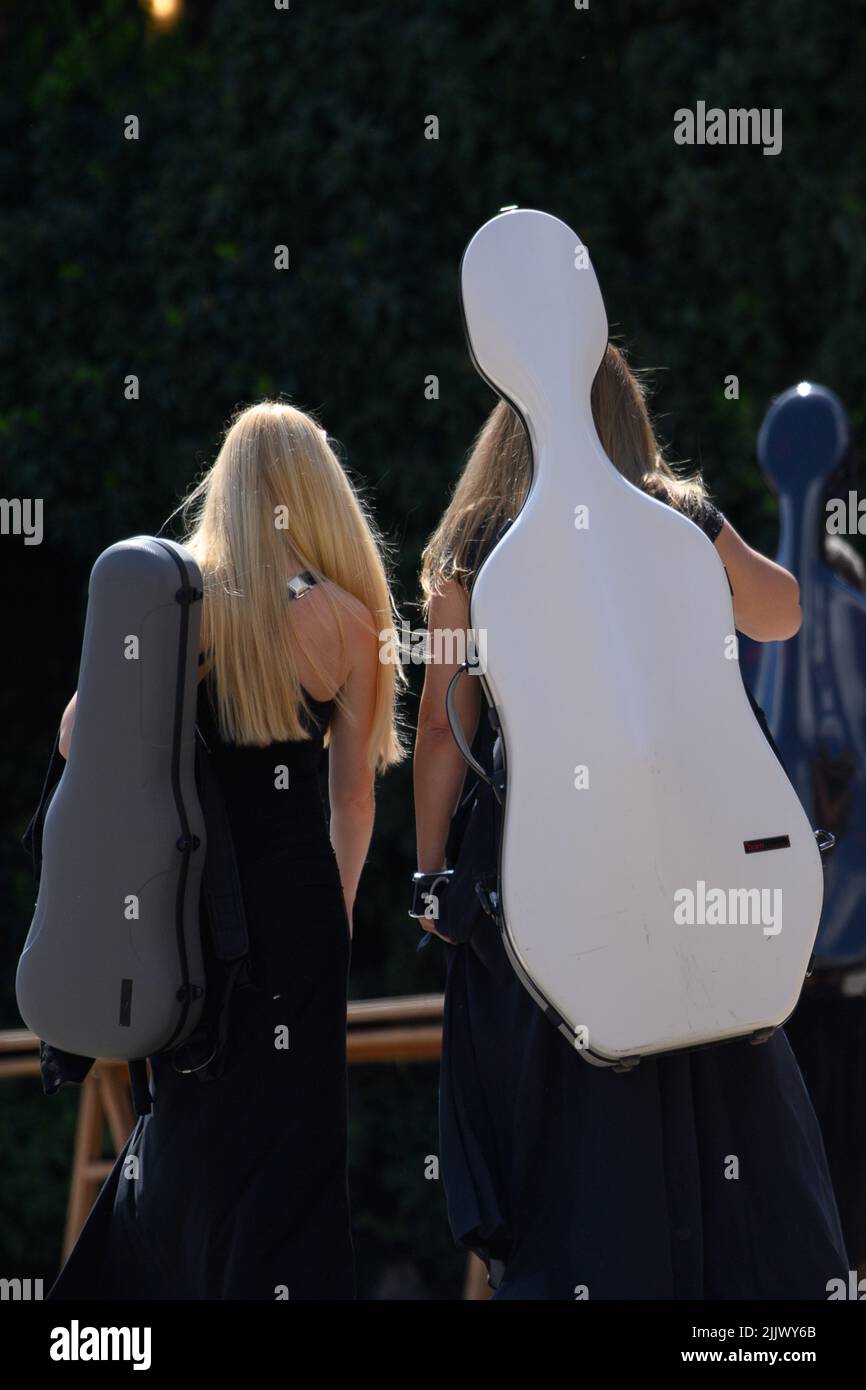 Hundisburg, Deutschland. 28.. Juli 2022. Musikerinnen gehen auf dem Gelände des Schlosses Hundisburg zu einer Probe der Sommermusikakademie Schloss Hundisburg. Die 54 Orchesterplätze, für die sich mehr als 400 junge Musiker beworben haben, sind nach Angaben der Organisatoren mit jungen Menschen aus 22 Nationen gefüllt. Seit 1993 findet jährlich im Sommer die Sommermusikakademie Schloss Hundisburg statt. Hauptziel des Festivals ist es, interkulturelle Begegnungen zwischen jungen, talentierten Musikern zu fördern und Inspiration zu geben. Quelle: Klaus-Dietmar Gabbert/dpa/ZB/dpa/Alamy Live News Stockfoto