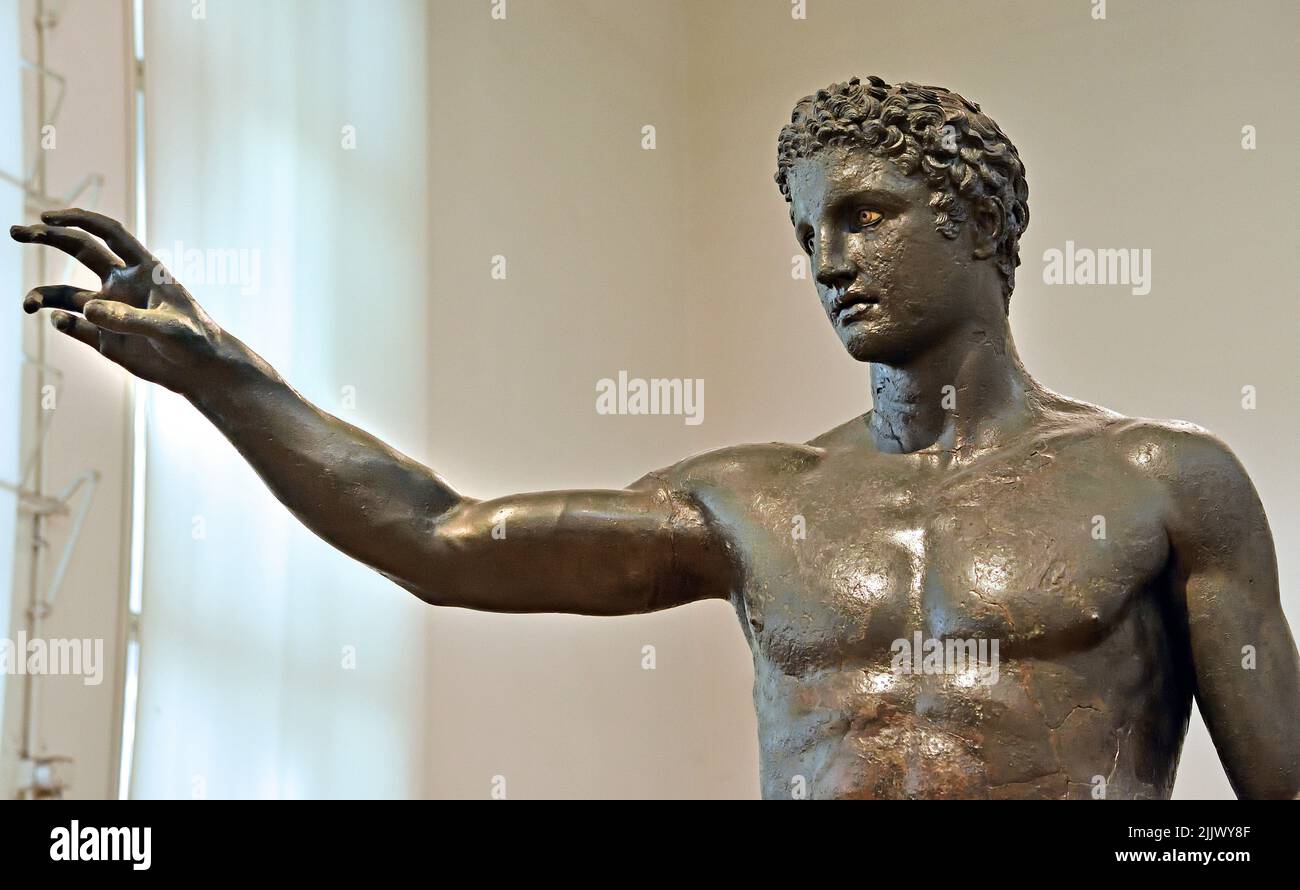 Bronzestatue einer Jugend wahrscheinlich, Paris, aus dem Schiffswrack von Antikythera, zugeschrieben, sikionischer Bildhauer Phranor 340 - 330 v. Chr., Nationales Archäologisches Museum in Athen. Stockfoto