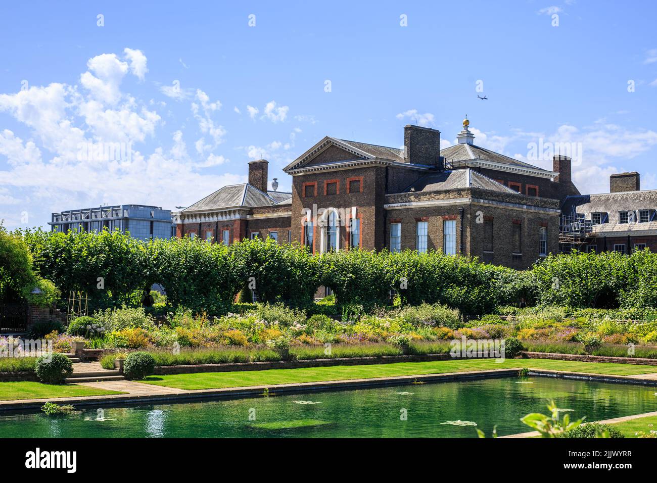 Kensington Palace and Sunken Gardens, London, 2022. Der Palast war die Heimat von Diana Princess of Wales und ist teilweise für die Öffentlichkeit zugänglich. Stockfoto