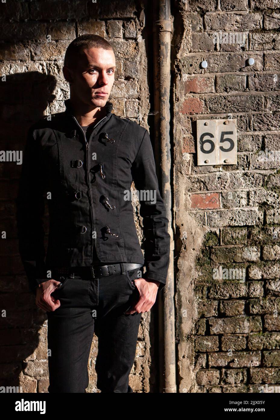 Urban Attitude: Ein dunkler Look. Eine selbstbewusste Haltung von einem alternativen Lifestyle-Charakter; aus einer Reihe von Bildern mit dem gleichen Modell. Stockfoto