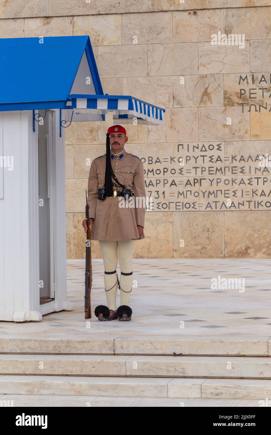 ATHEN, GRIECHENLAND - 06 2022. MAI: Zeremonielle Aufseher des Präsidenten - Evzones am Grab des unbekannten Soldaten vor dem griechischen Parlament, Athen, Gr Stockfoto