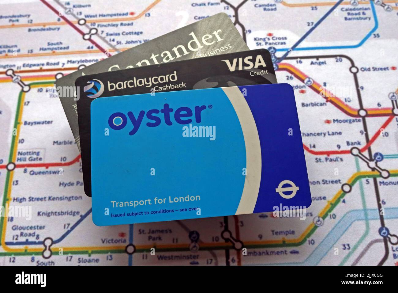 Kontakt, weniger, kontaktlose Kreditkarten und London Underground Oyster-Karte und U-Bahn-Karte mit durchschnittlichem Jahreseinkommen Gehalt Stockfoto