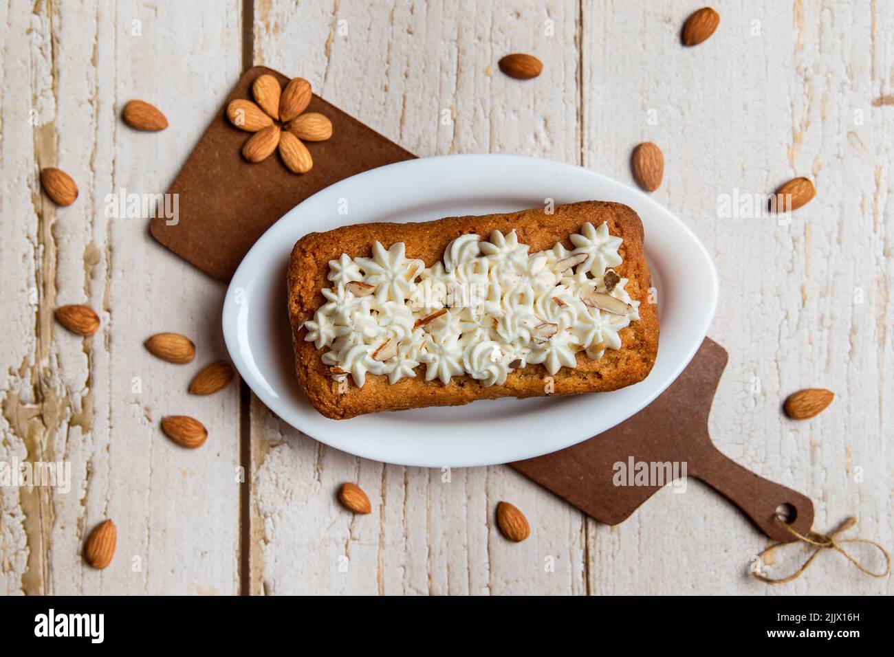 Es ist ein Kuchen aus Mandeln und Vanillemousse Stockfoto