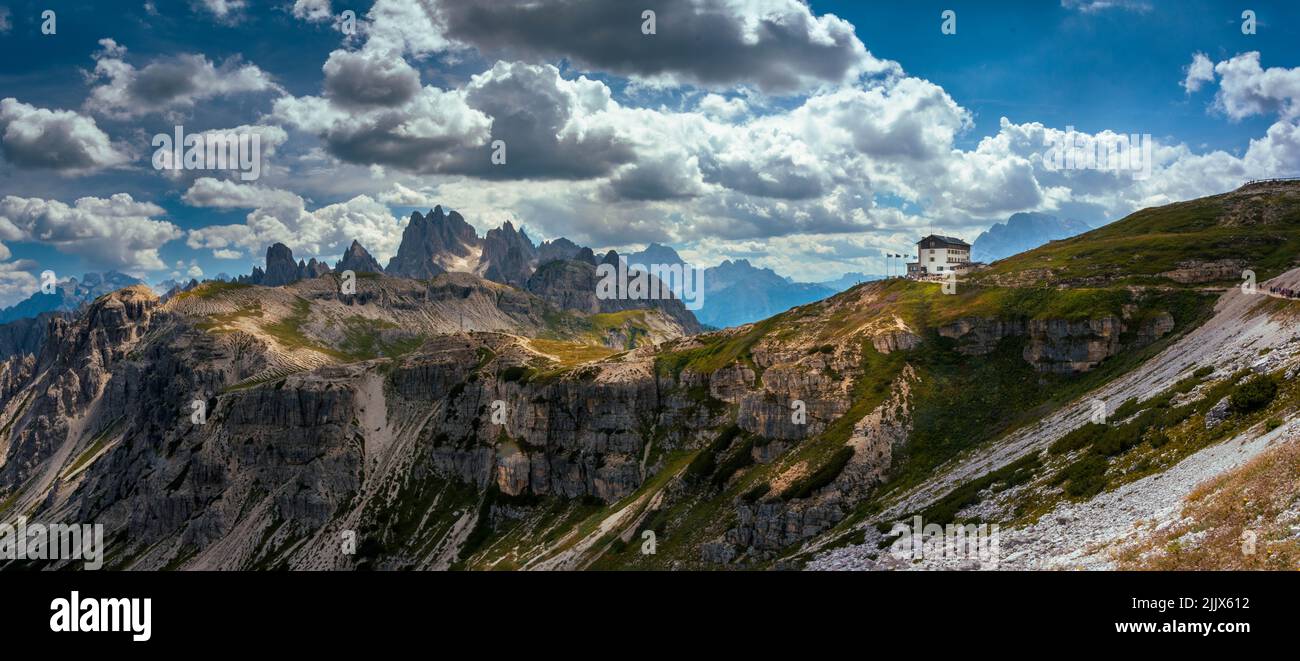 Panaoramischer Blick auf die Dreizinnenhutte in den Sextener Dolomiten Stockfoto