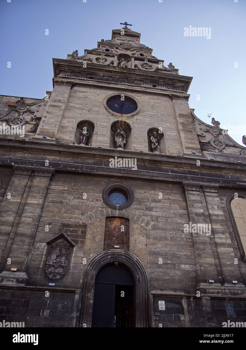 Die Bernardine-Kirche und das Kloster in Lviv, Ukraine, befinden sich in der Altstadt der Stadt. Das Kloster zusammen mit der römisch-katholischen Kirche St. und Stockfoto