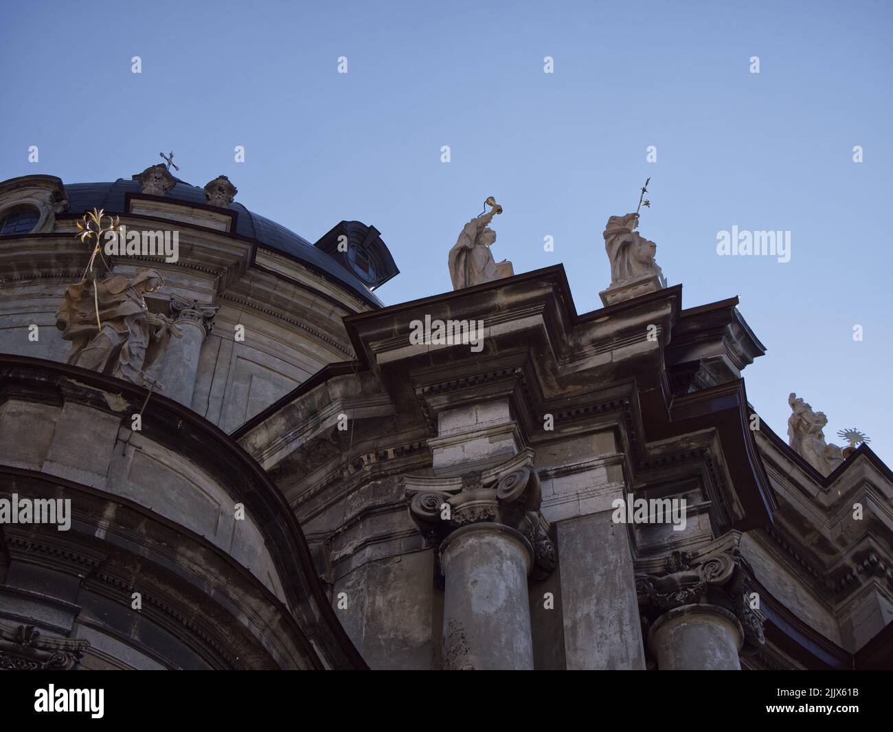 Ein Fragment des Daches der Dominikanerkirche in Lemberg. Barocke Architektur. Stockfoto