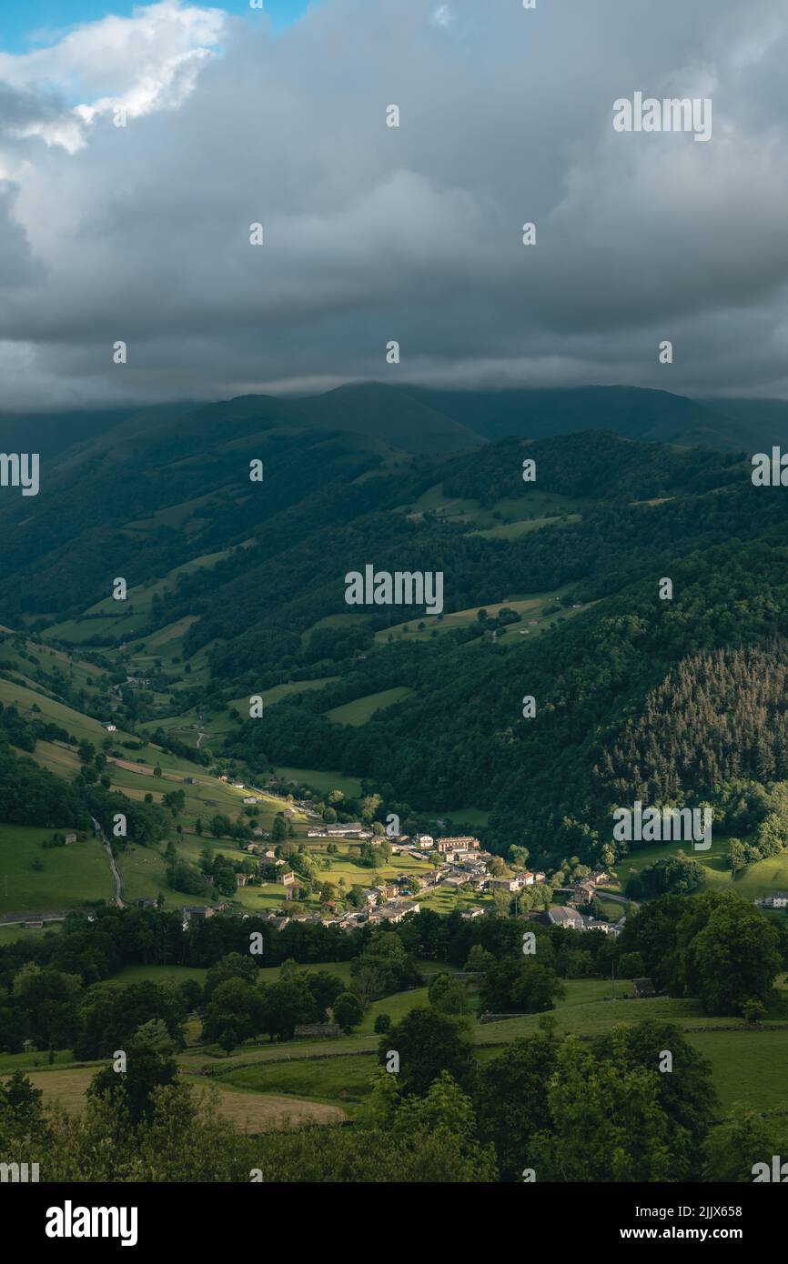 Schöne natürliche Landschaft von grünen Tal in Nordspanien mit einigen Häusern und Bäumen um die Hügel verteilt Stockfoto