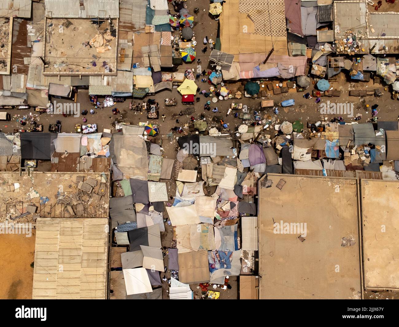 Kreuzung in einem Straßenmarkt voller Stände mit Markisen in Nouakchott, Mauretanien. Stockfoto