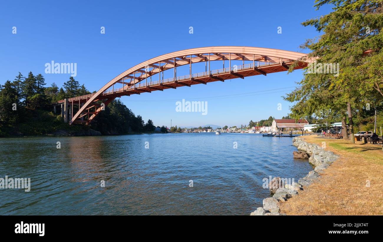 La Conner, WA, USA - 25. Juli 2022; Regenbogenbrücke über den Swinomish Channel, der La Conner mit Fidalgo Island im Skagit County Washington verbindet Stockfoto