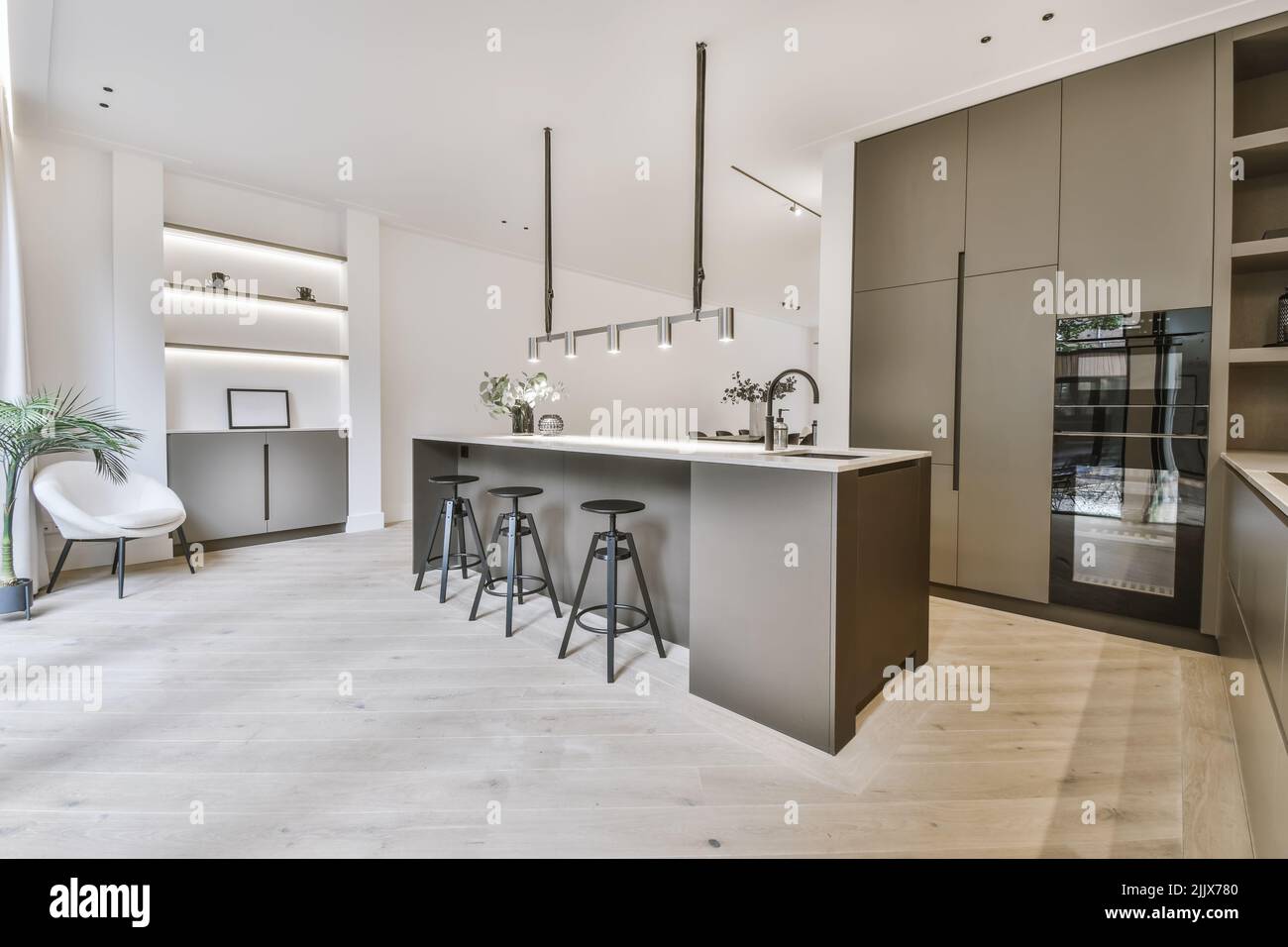 Interieur der modernen Küche mit Kücheninsel und Kühlschrank Stockfoto