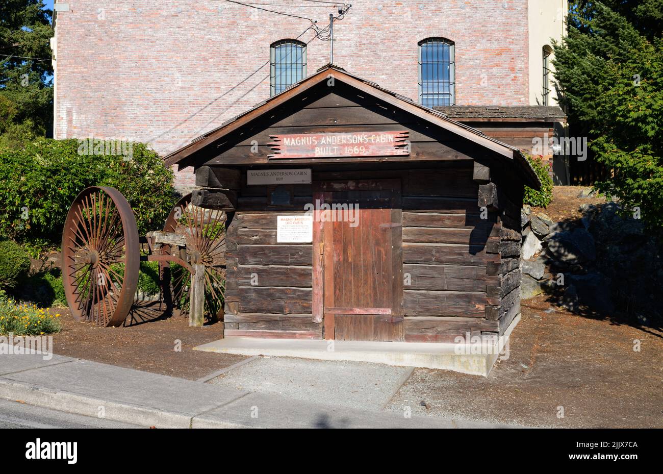 La Conner, WA, USA - 25. Juli 2022; Historische Magnus Anderson Blockhütte, erbaut 1869 in La Conner, Washington Stockfoto