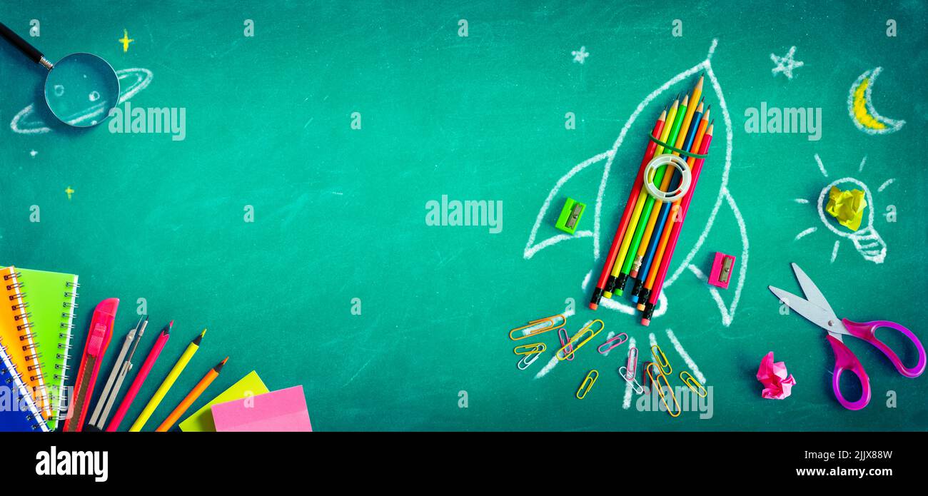 Back To School - Rocket Mit Bunten Bleistiften Und Blackboard - Startup-Konzept Stockfoto