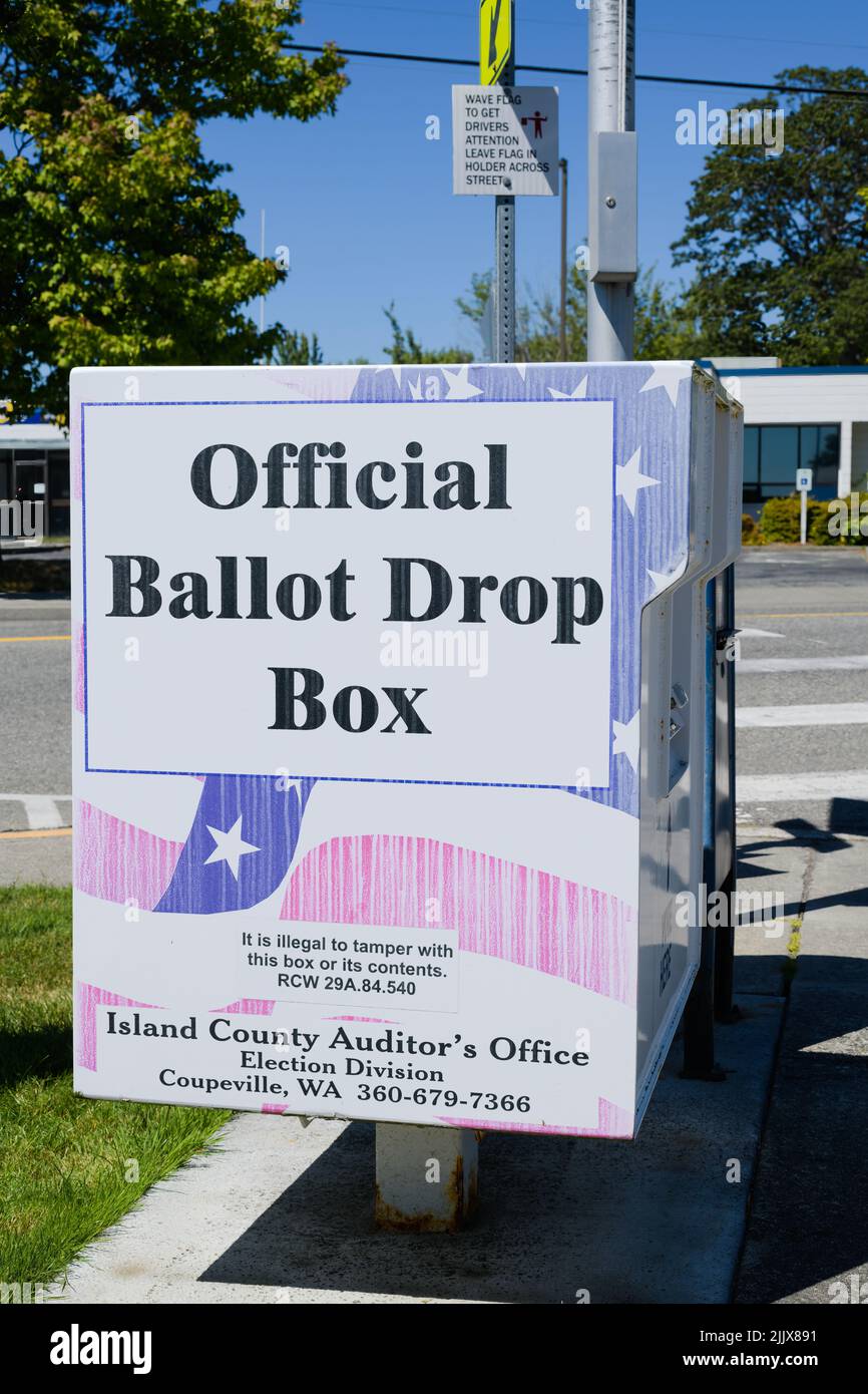 Oak Harbor, WA, USA - 25. Juli 2022; Offizielle Wahlurne für Island County im Staat Oak Harbor, Washington, mit Kontaktdaten Stockfoto