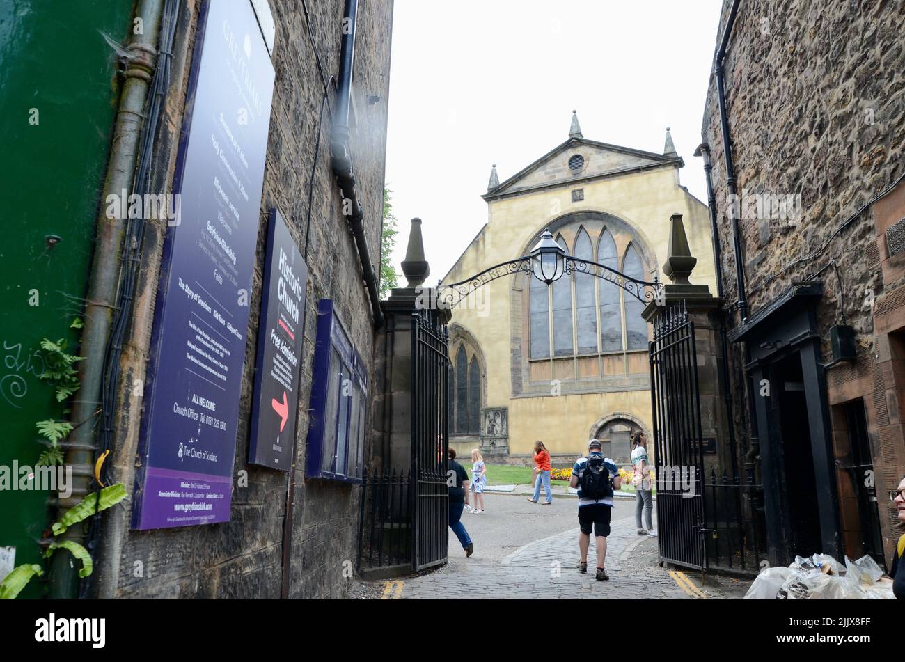 greyfriars Kirche und Friedhof mit Gräbern und Steinschädel und Kreuzknochen edinburgh Royal Mile scotland im Sommer 2022 Großbritannien Stockfoto