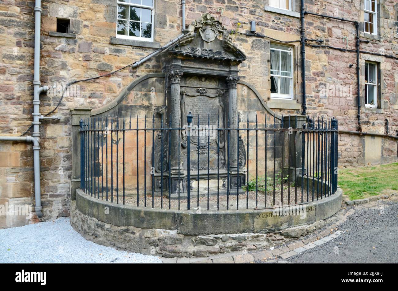 greyfriars Kirche und Friedhof mit Gräbern und Steinschädel und Kreuzknochen edinburgh Royal Mile scotland im Sommer 2022 Großbritannien Stockfoto
